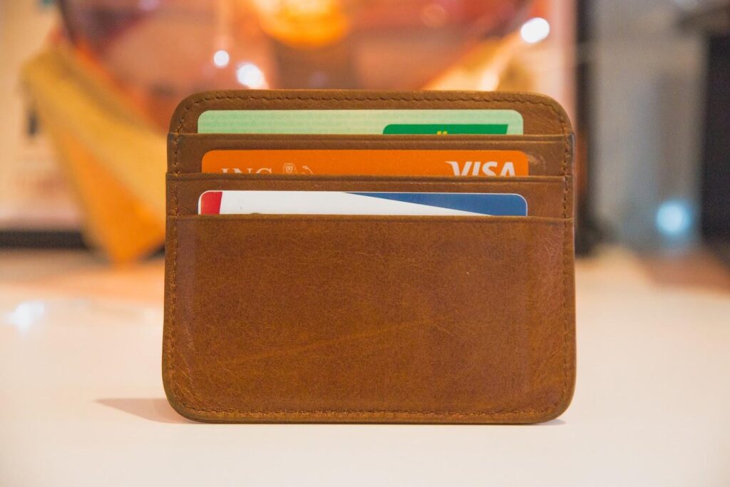 portfel z kartami bankowymi